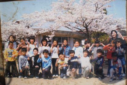 Diecinueve niños y dos profesoras de una de las clases arrasadas por el tsunami, en una foto de archivo.