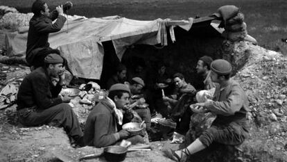 Milicianos de la División Ascaso almuerzan en el frente de Aragón en 1937. Fotografía de Margaret Michaelis.