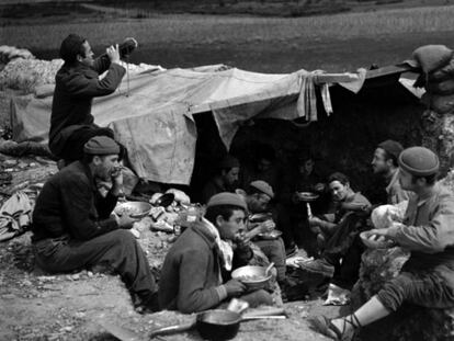 Milicianos de la División Ascaso almuerzan en el frente de Aragón en 1937. Fotografía de Margaret Michaelis.