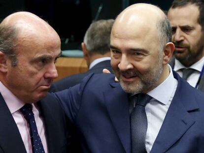 El ministro de Econom&iacute;a, Luis de Guindos y el comisario de Asuntos Econ&oacute;micos, Pierre Moscovici, el pasado enero