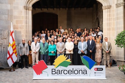 Autoridades con los organizadores e invitados de Barcelona como ciudad invitada de honor en la FIL de Guadalajara, en el Ayuntamiento de Barcelona