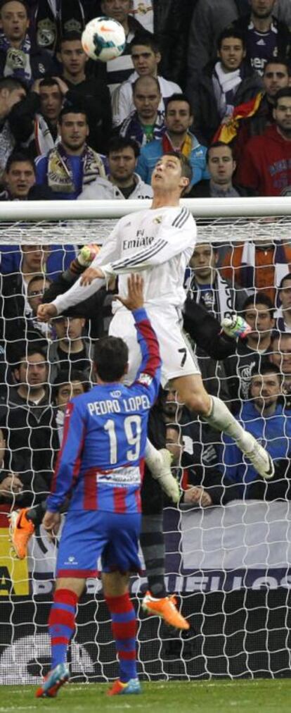 El delantero portugués del Real Madrid Cristiano Ronaldo salta a por el balón durante el partido.