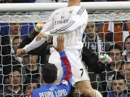 El delantero portugués del Real Madrid Cristiano Ronaldo salta a por el balón durante el partido.