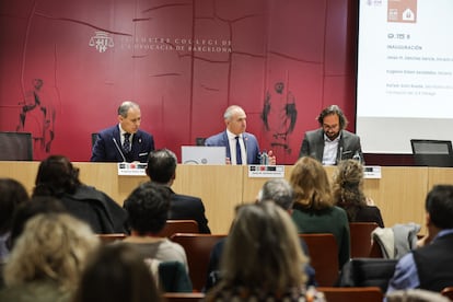 El decano del Colegio de Abogados de Barcelona, Jesús Sánchez (centro), en la inauguración de las jornadas sobre ocupación ilegal.