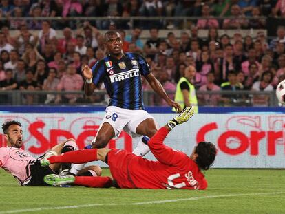 Eto'o marca el primer gol del partido superando la salida de Sirigu.