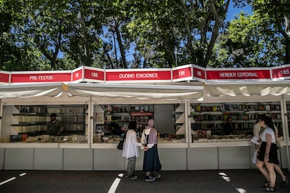 Visitantes de la Feria del Libro de Madrid, el pasado 27 de mayo.