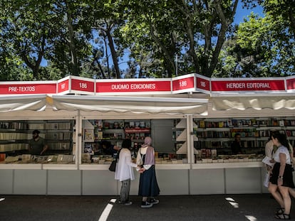 Visitantes de la Feria del Libro de Madrid, el pasado 27 de mayo.