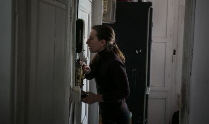 Sheila, que ha conseguido frenar su desahucio, en el interior de su casa.