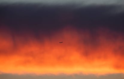 Un avión surca el horizonte, el 9 de agosto de 2018, en Frankfurt, Alemania.