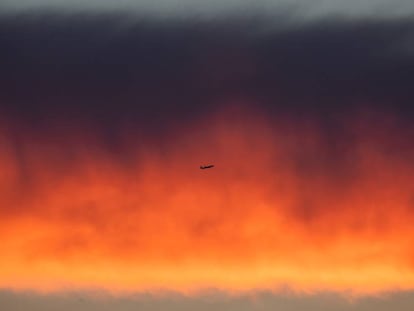 Un avión surca el horizonte, el 9 de agosto de 2018, en Frankfurt, Alemania. 