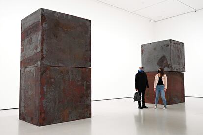 Richard Serra, provocar desde el desconcierto. Equal, exhibida durante una vista previa para la prensa de la primera presentación de otoño del MoMA en el Museo de Arte Moderno, noviembre de 2020, Nueva York.