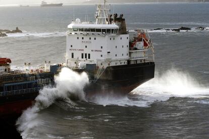 Las autoridades han decidido esperar a que llegue la pleamar a la ría de Ares para intentar remolcar el 'Blue Star'. Durante la noche y en las primeras horas del siniestro, el helicóptero 'Helimer 401' se encargó de llevar los cables para el remolque desde el 'María Pita' a la embarcación encallada.