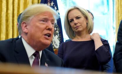 Kirstjen Nielsen como secretária de Segurança Doméstica ao lado do presidente Donald Trump