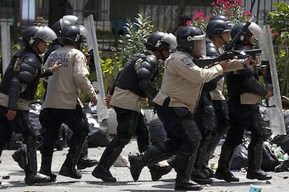 A polícia anti-motim se enfrenta com os manifestantes.