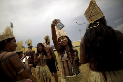 También hay espacio para modalidades occidentales, como el fútbol moderno, tanto femenino como masculino. En la imagen, una indígena brasileña de la etnia Xerente se hace un 'selfie'.