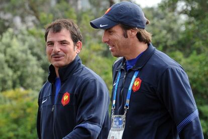 Gonzalo Quesada, en primer plano, pasea junto al seleccionador francés Marc Lièvremont en Nueva Zelanda.