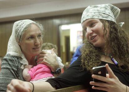 Megan Phelps-Roper, a la derecha, charla con su madre, Shirley, hija del líder de la Iglesia Bautista de Westboro, Fred Phelps.