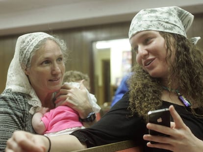 Megan Phelps-Roper, a la derecha, charla con su madre, Shirley, hija del líder de la Iglesia Bautista de Westboro, Fred Phelps.