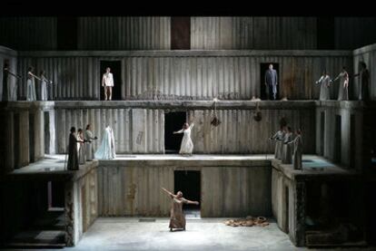 A moment from a performance of Elektra at the Teatro Real.