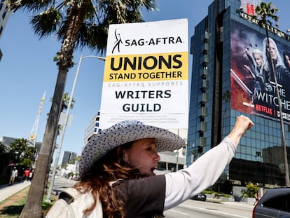Una integrante del sindicato SAG-AFTRA protesta frente a las oficinas de Netflix en Los Ángeles.
