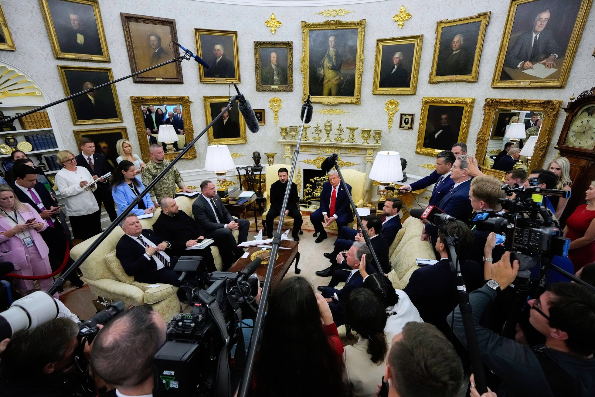 El encuentro entre Volodímir Zelenski y Donald Trump en la Casa Blanca ...