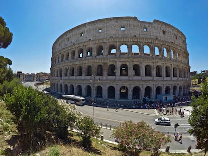 Vista general del Coliseo después de la primera etapa de los trabajos de restauración. Hasta hace un par de años, el monumento que empezó a construir el emperador Vespasiano en el año 70 y concluyó Tito una década después, solo aparecía en las noticias porque un trozo de muro había estado a punto de descalabrar a un turista.