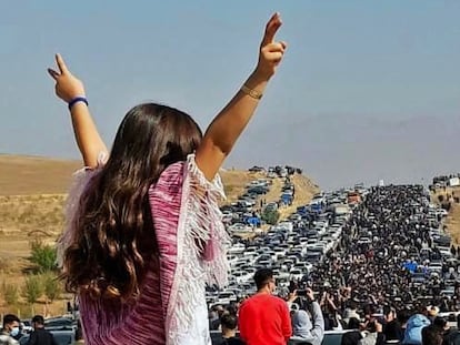 Manifestantes se dirigen a la tumba de Mahsa Amini, fallecida bajo custodia policial, para conmemorar el fin del duelo en Saqqez, en el Kurdistán iraní, el pasado 26 de octubre.