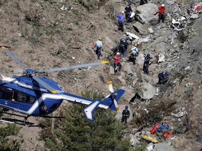 Investigadores en el lugar en que se estrell&oacute; el Airbus A320 de Germanwings, el pasado 26 de marzo. 