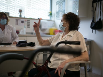 La doctora María Nualart atiende a su paciente, Longina Villaverde, en una consulta del centro de atención primaria Casernas de Barcelona.