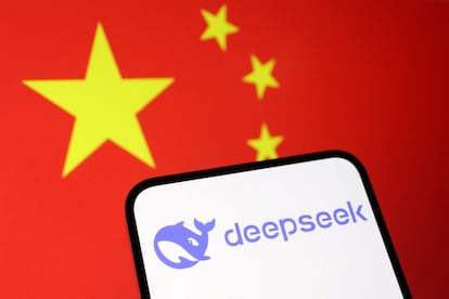 El logo de Deepseek delante de la bandera china.