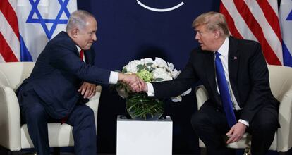 El presidente de EE UU, Donald Trump, y el primer ministro israel&iacute;,  Benjamin Netanyahu, en un encuentro en el Foro de Davos en enero.