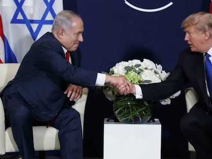 El presidente de EE UU, Donald Trump, y el primer ministro israel&iacute;,  Benjamin Netanyahu, en un encuentro en el Foro de Davos en enero.