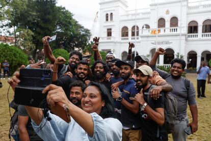 Varios manifestantes se fotografian frente al palacio del primer ministro de Sri Lanka, en medio de la crisis económica del país