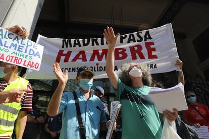 Protesta de las denominadas colas del hambre ante el Palacio de Cibeles.