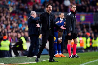 Simeone, durante el partido ante el Barcelona.