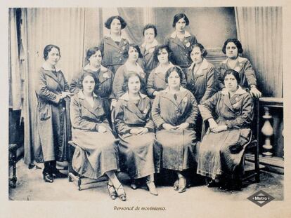 Más adelante, el uniforme femenino volvió a cambiar, como puede verse en esta imagen de los años veinte.