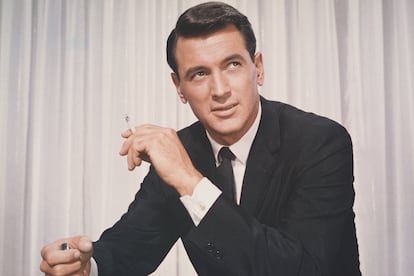 Rock Hudson - "No estoy feliz por tener el SIDA, pero si esto puede ayudar a otros, al menos sé que mi propia desgracia tiene un valor positivo", sostenía el actor en unas declaraciones recogidas por El País. El que constituyera el perfecto sueño del galán de Hollywood murió en octubre de 1985 apenas un par de meses después de confesar su condición. Hudson ocultó durante toda su vida tanto su homosexualidad como la enfermedad, pero la repercusión por su fallecimiento ayudó a que personalidades amigas como Elizabeth Taylor impulsaran fundaciones para luchar contra su propagación.