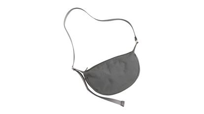 Bolso bandolera de nailon de H&M en color gris, con correa ajustable, ideal para un look groutfit sport.