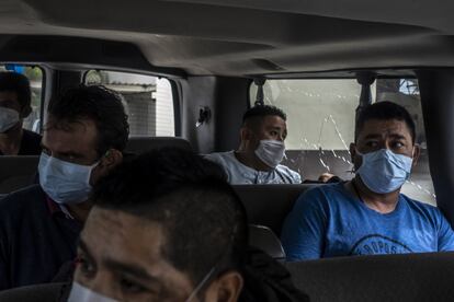 Un grupo de mexicanos deportados desde las cárceles de detención en Estados Unidos viajan en una camioneta de migración que los llevará al autobús de regreso a Ciudad de México. Desde allí, tendrán que buscarse los medios para volver a sus pueblos de origen.