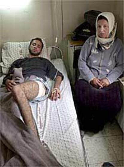 Un joven palestino herido en una pierna en el ataque israelí, ayer en Belén.