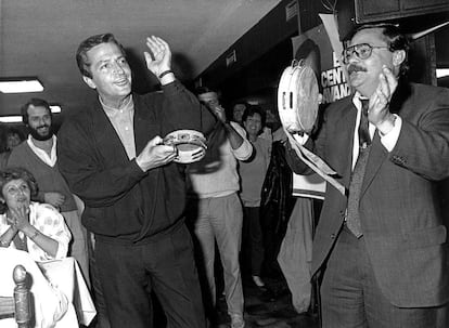 Adolfo Suárez toca a pandereta em maio de 1987, durante a campanha do CDS das eleições autárquicas, autonômicas e europeias do 10-J em Ponferrada (León), onde a caravana eleitoral coincidiu com um casamento.