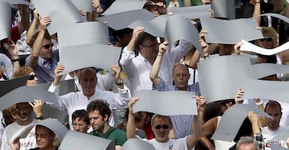 El diputado general de Gipuzkoa, Martín Garitano (en el centro a la izquierda) y el alcalde de San Sebastián, Juan Carlos Izaguirre (centro a la derecha), ambos de Bildu, en una manifestación