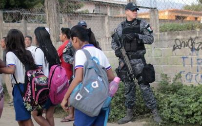 Un militar protege a unos alumnos en Acapulco.