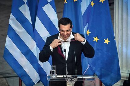 Alexis Tsipras, primer ministro de Grecia, se quita la corbata durante un reciente intervención parlamentaria.