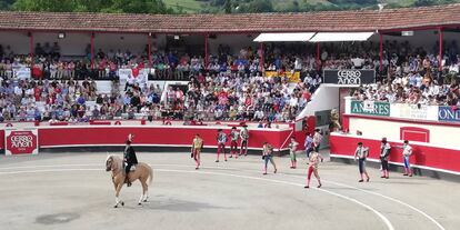 Paseíllo en la plaza de Azpeitia en julio de 2019.