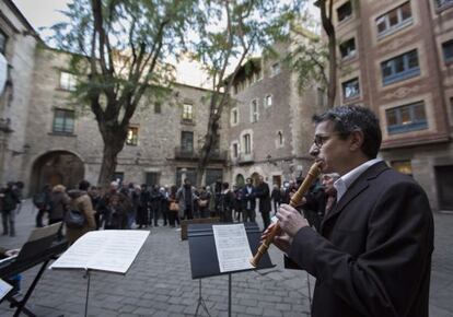 El candidato a las primarias del PSC Jordi Martí, tocando la flauta.