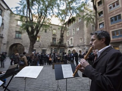 El candidato a las primarias del PSC Jordi Mart&iacute;, tocando la flauta.
