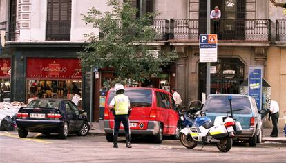 Un agent multa un cotxe a Barcelona.