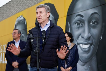 El líder del PP, Alberto Núñez Feijóo, interviene ante los medios antes de asistir este lunes a un partido de fútbol en Torrejón de Ardoz (Madrid).