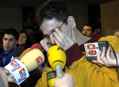 Agustín Guillén habla emocionado con su familia tras conocer en el Salón de Loterías que ha sido agraciado con 20.000 euros con el número 27.274, uno de los quintos premios en el sorteo.